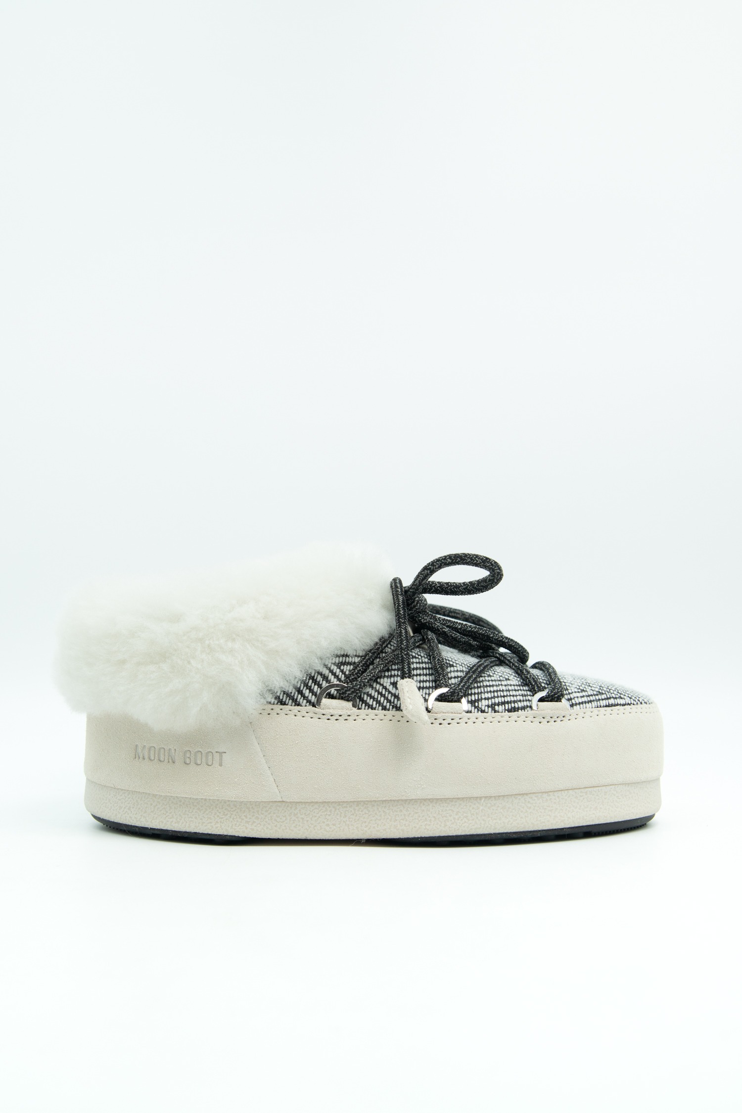 Moon Boot x Guest In Residence "EVX Chalet" Stiefel in Creme und Schwarz