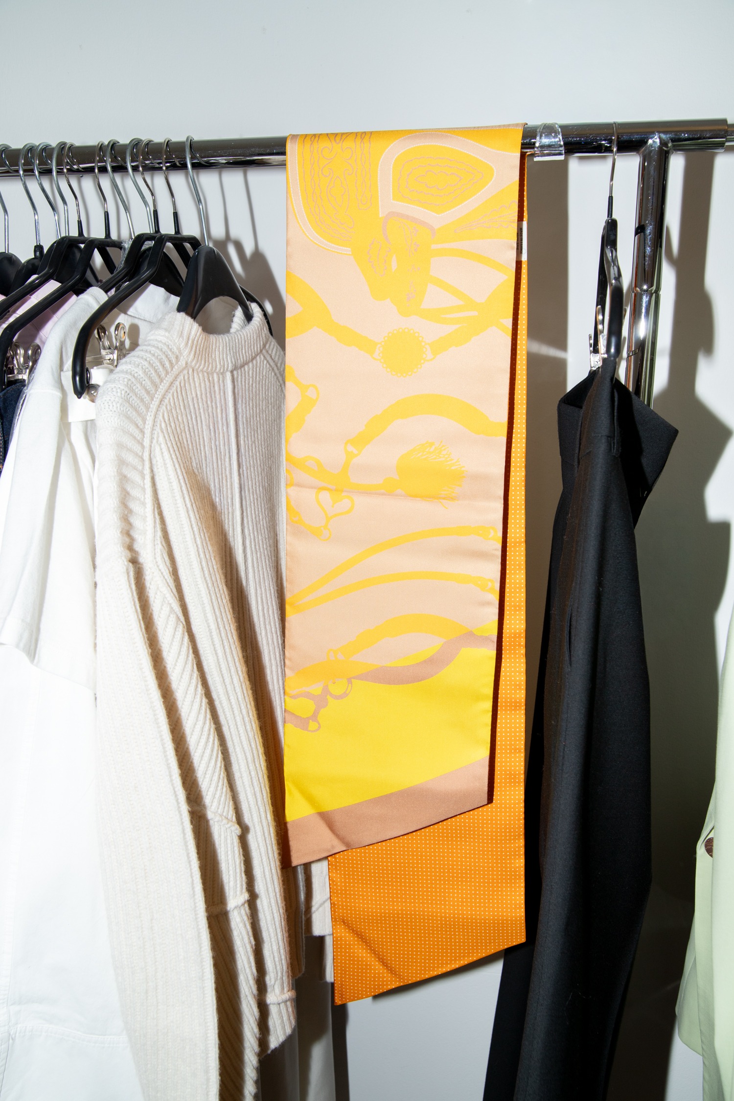 Hermès Tuch aus Seide in Gelb und Orange