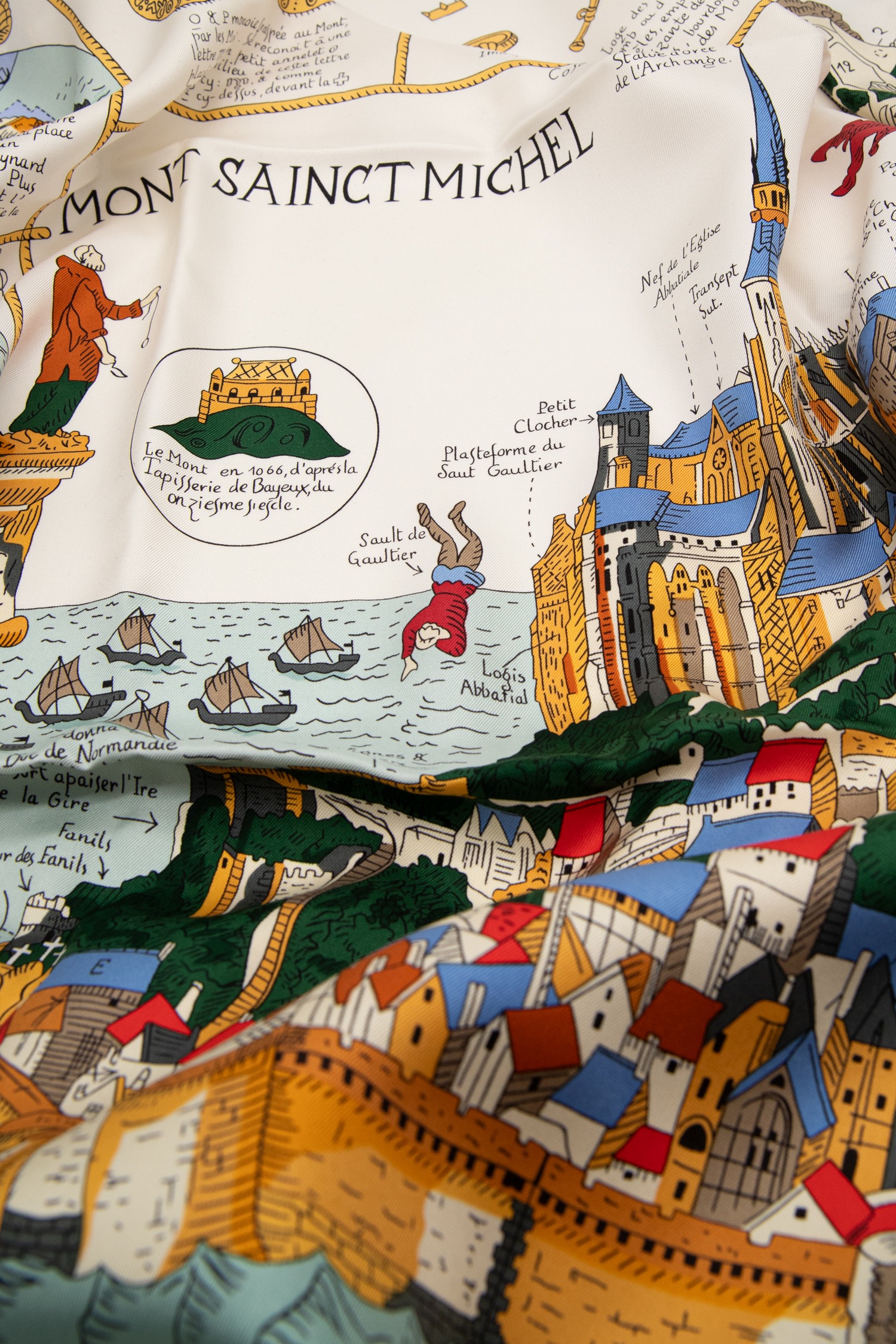 Hermès „Mont Saint Michel“ Seidentuch in Ecru und Bunt