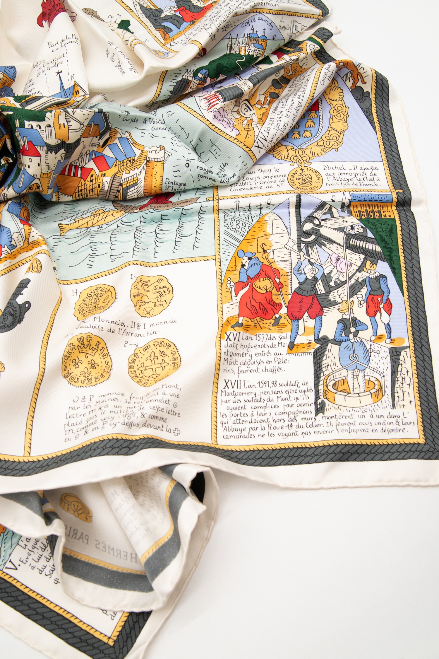 Hermès „Mont Saint Michel“ Seidentuch in Ecru und Bunt