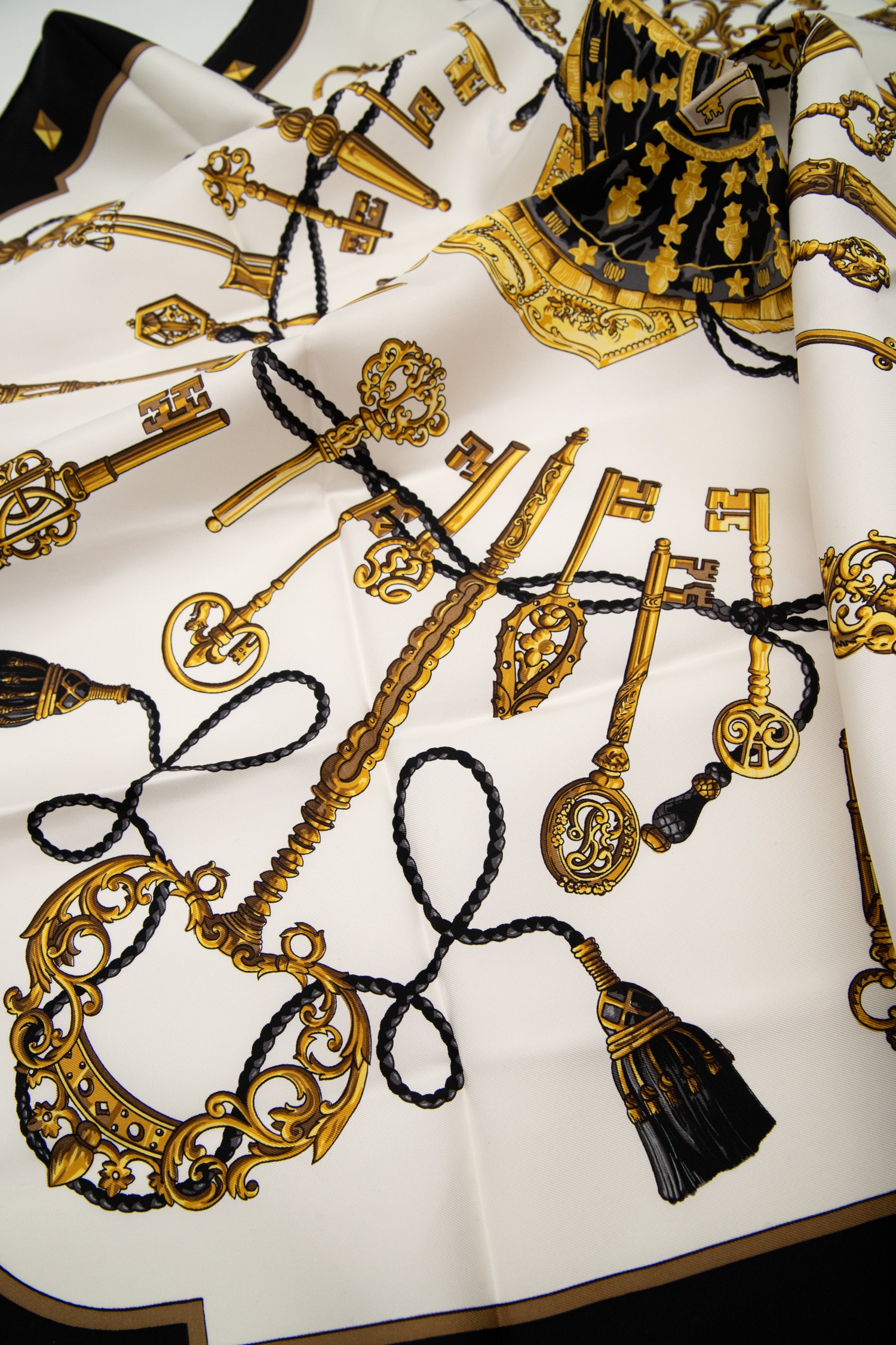 Hermès „Les Clés“ Tuch in Dunkelblau und Bunt