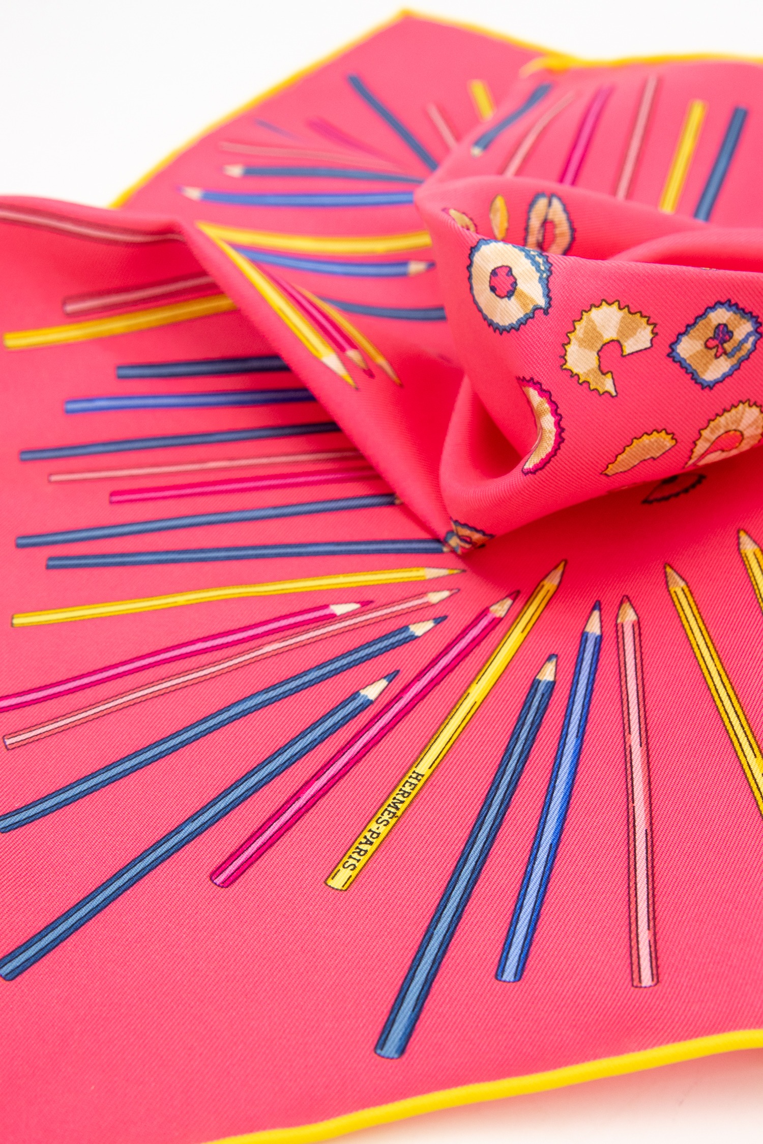 Hermès "A Vos Crayons!" Seidentwilly in Pink