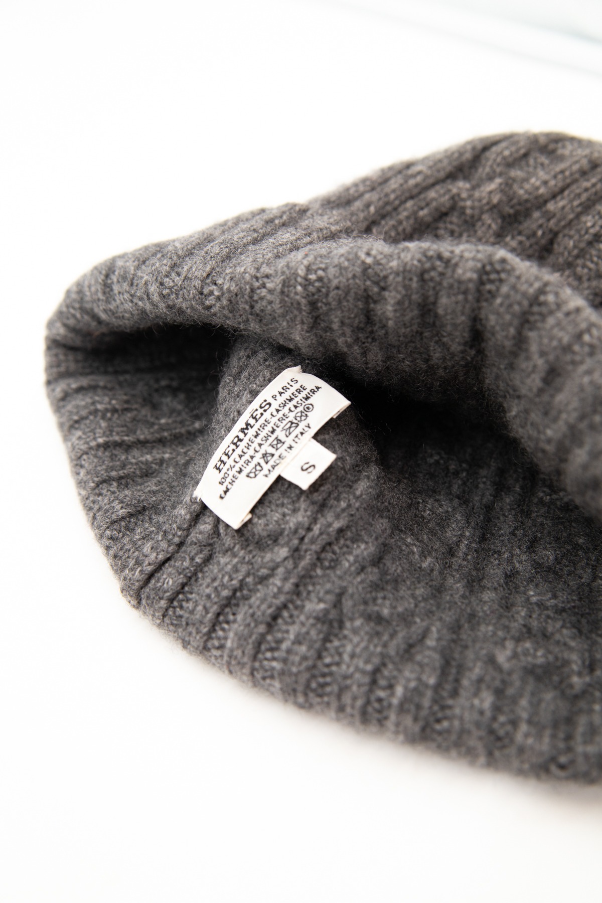 Hermès Mütze mit Zopfmuster in Grau