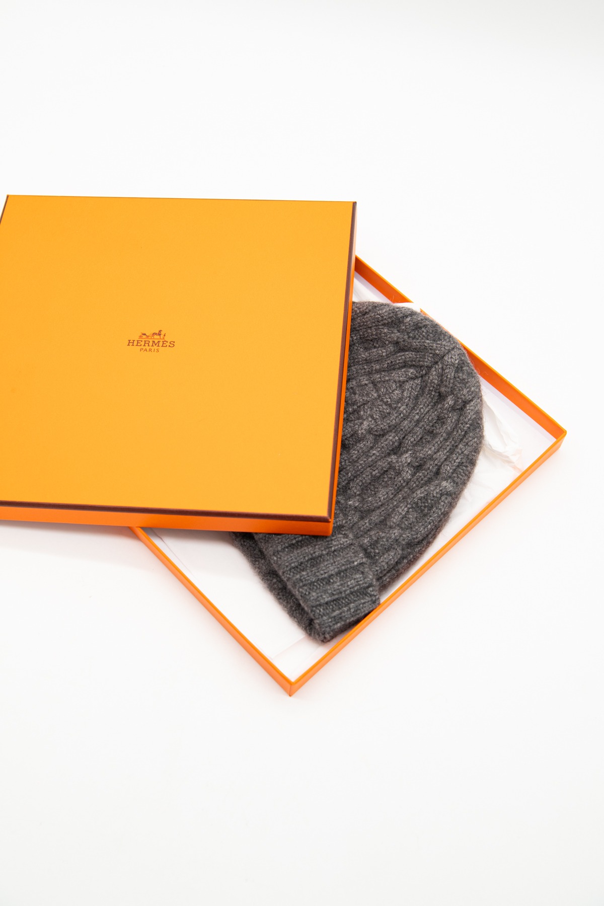 Hermès Mütze mit Zopfmuster in Grau