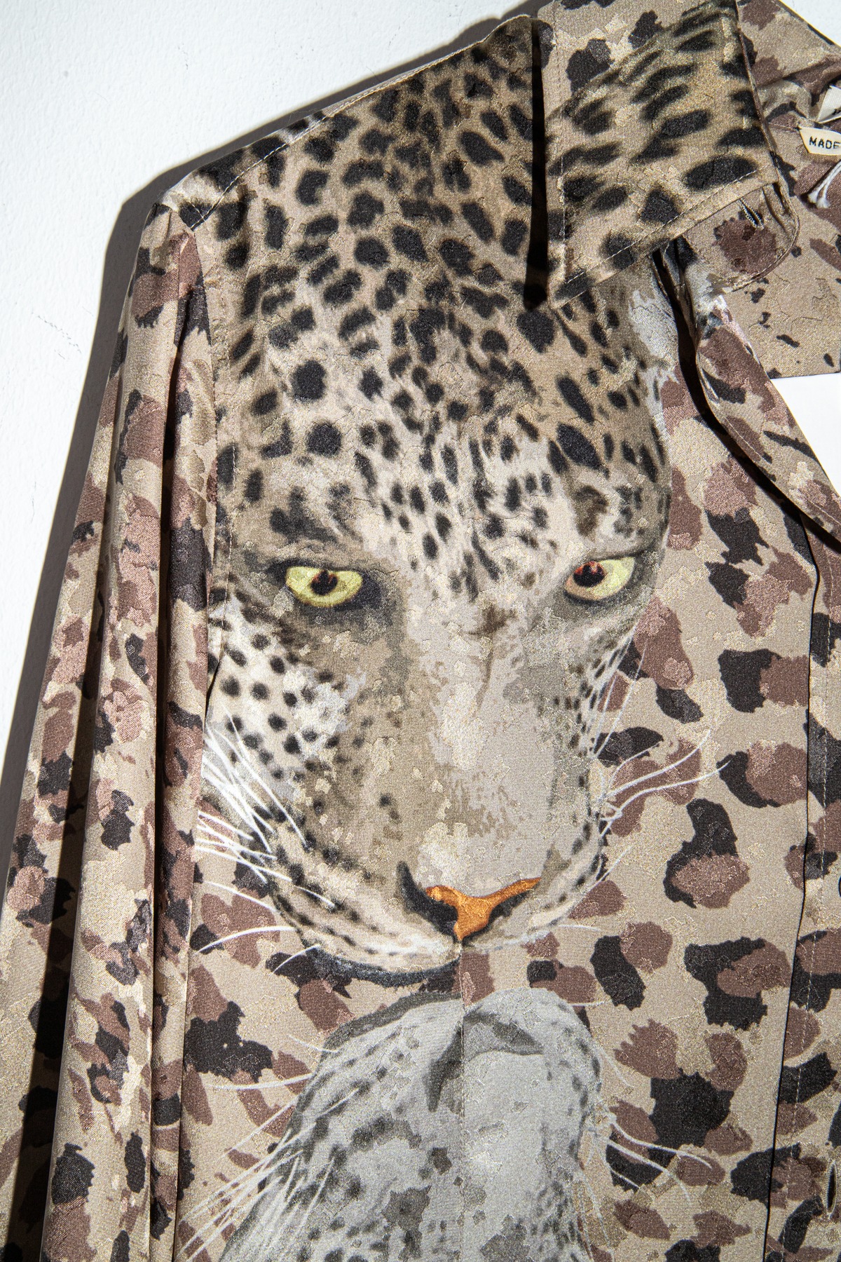 Hermès Bluse mit Leoparden-Print aus Seide in Beige