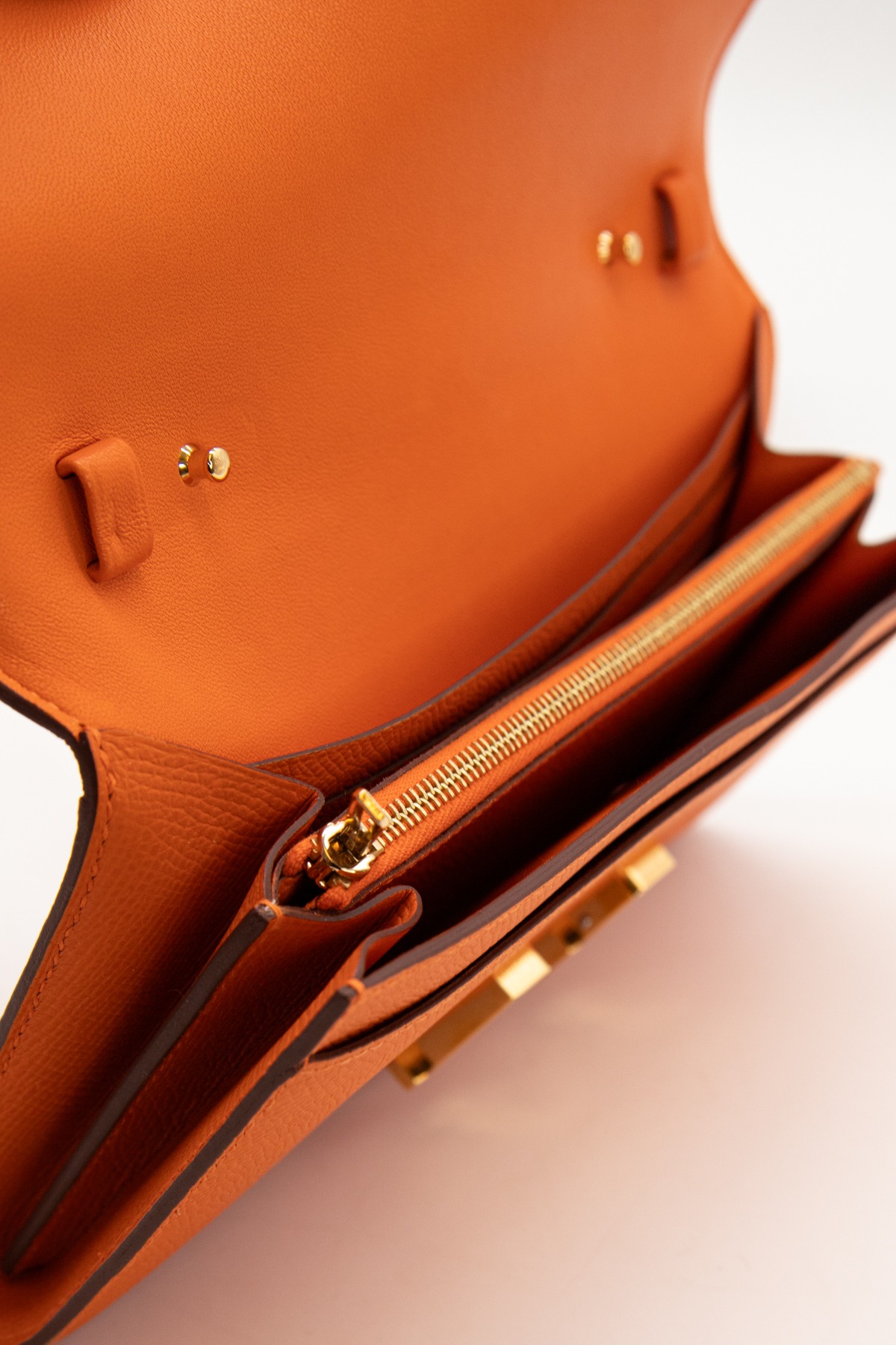 Hermès "Constance To Go" Clutch in Orange und Gold