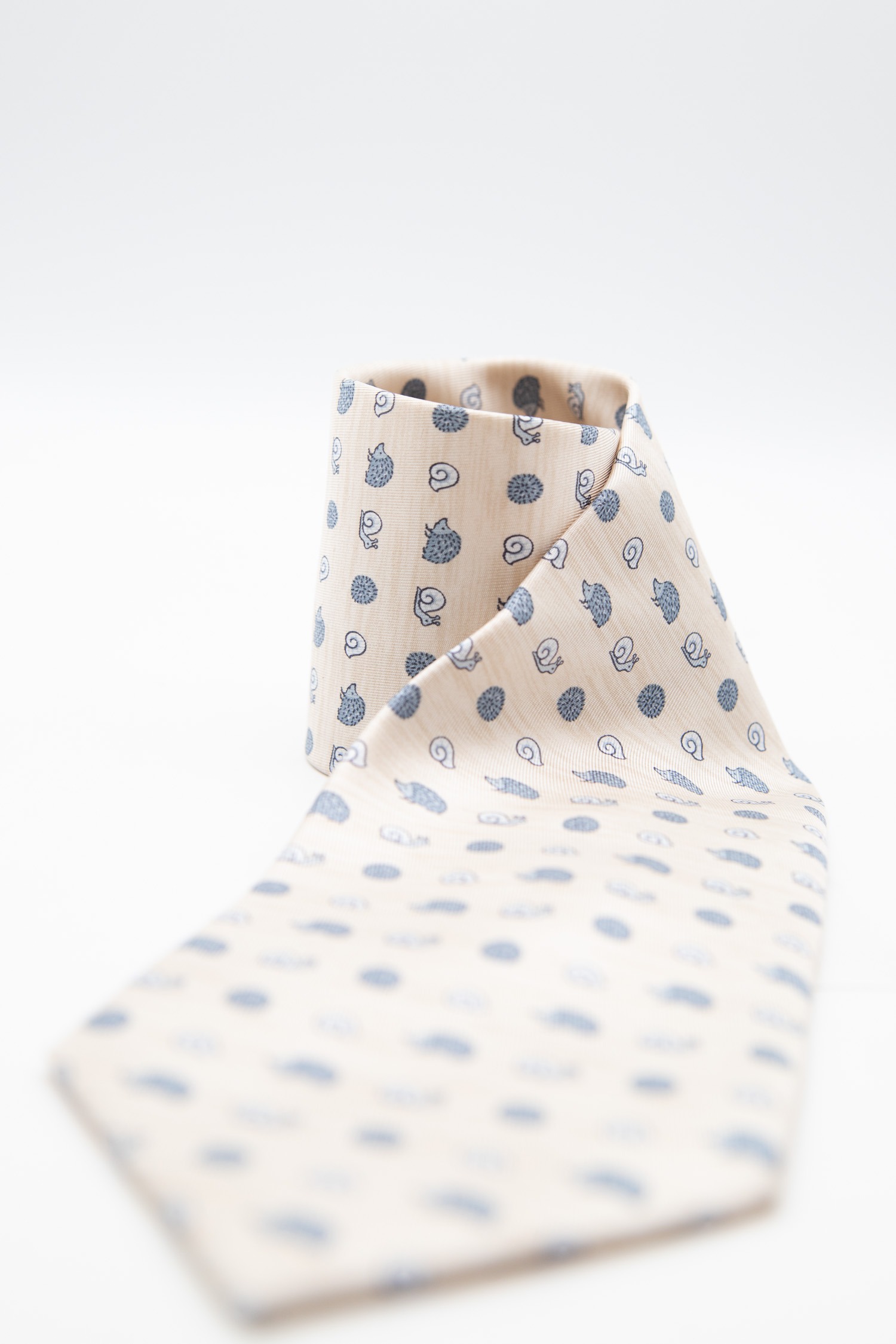 Hermès Krawatte mit Schnecken und Igel in Beige