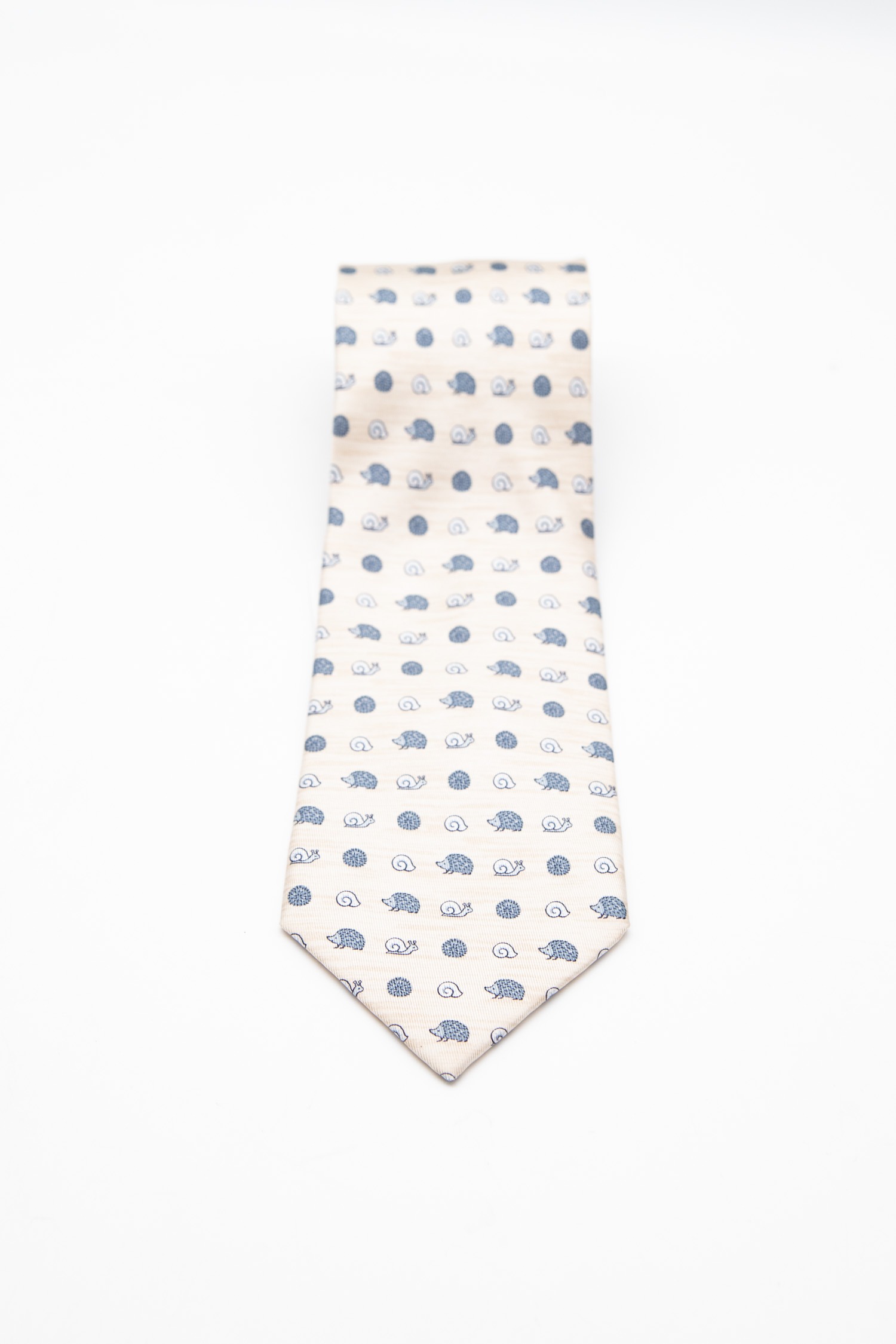 Hermès Krawatte mit Schnecken und Igel in Beige