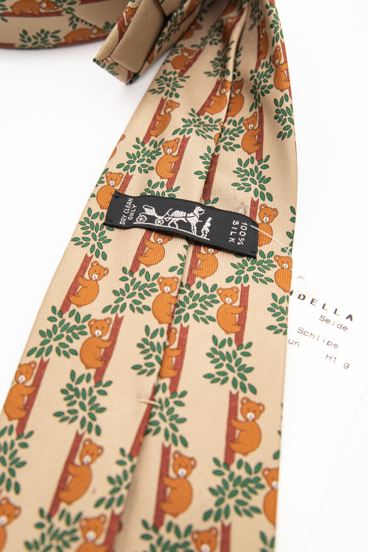 Hermès Krawatte mit Bärenmuster in Khaki