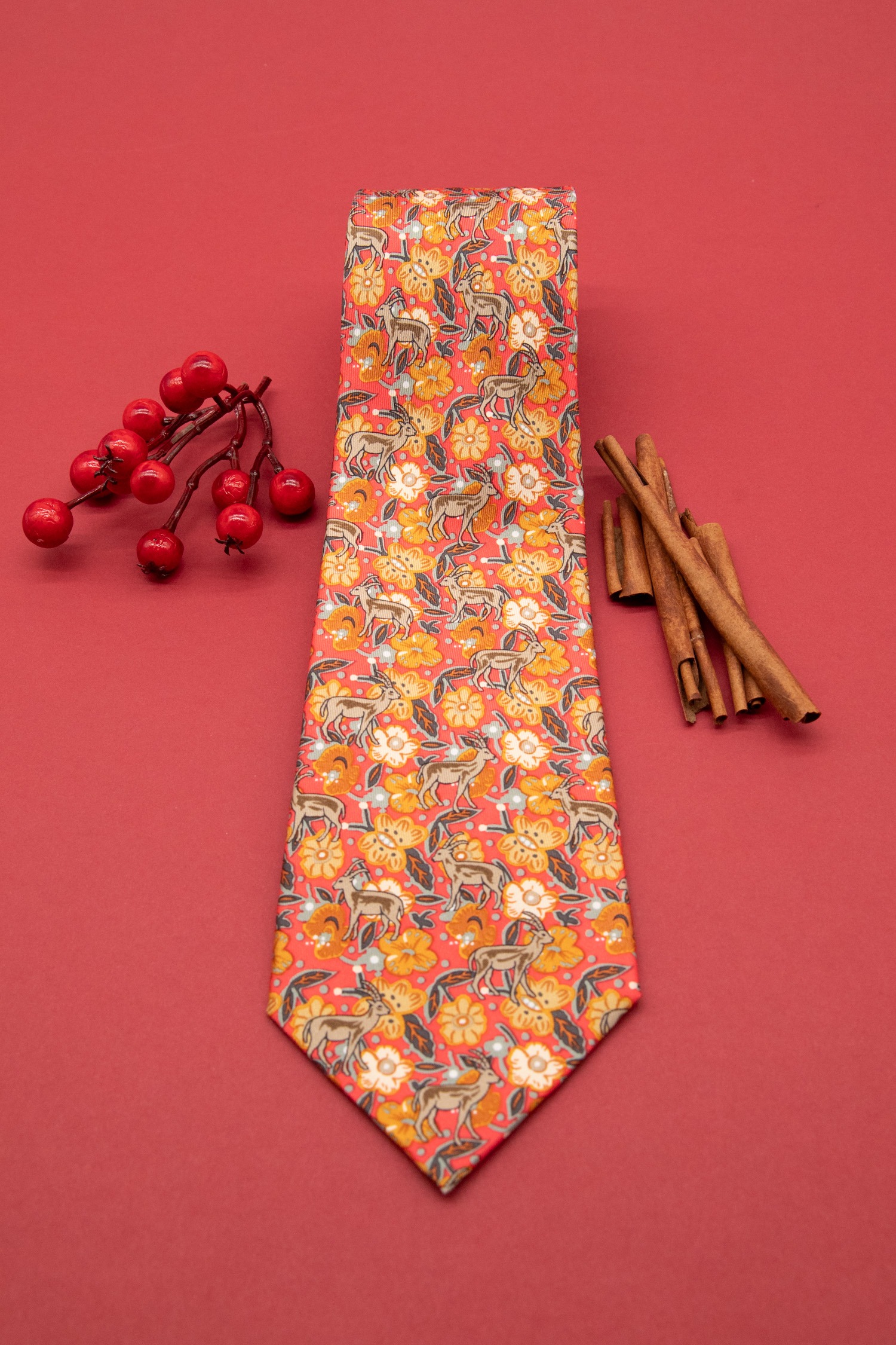 Hermès Krawatte mit Gämsen und Blumen in Orangerot