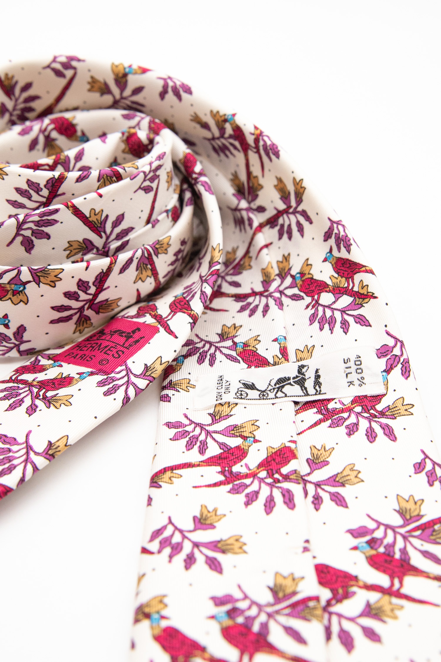 Hermès Krawatte mit Vögeln in Cremeweiß und Purpur