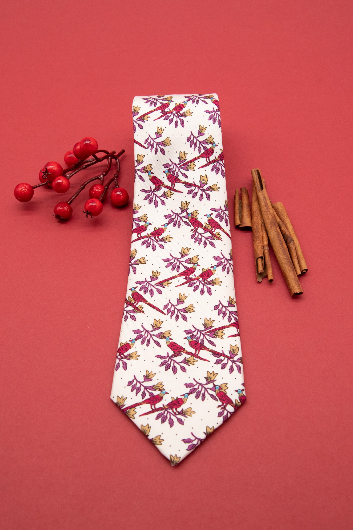 Hermès Krawatte mit Vögeln in Cremeweiß und Purpur