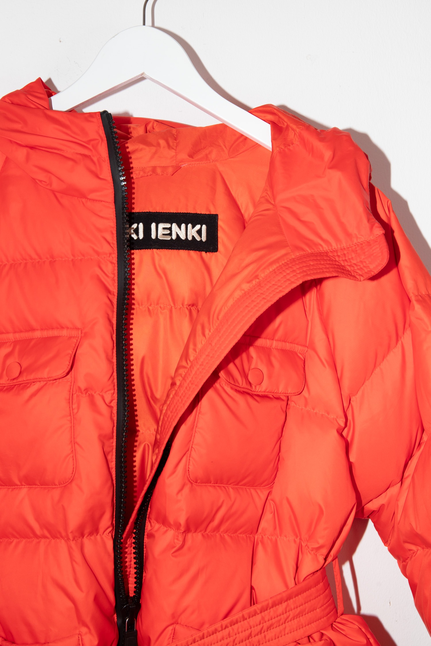 IENKI IENKI Steppjacke mit Kapuze und Gürtel in Rot