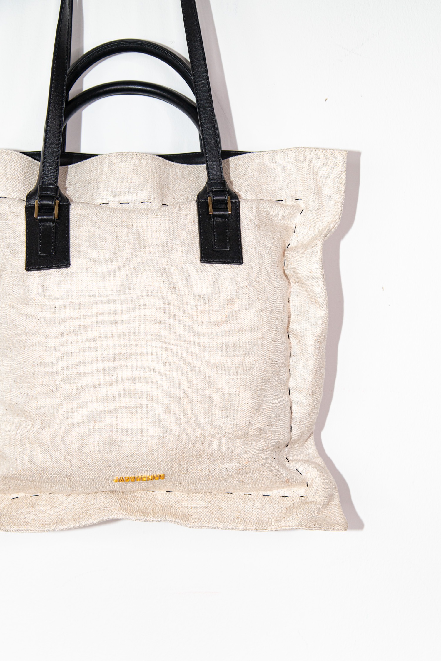 Jacquemus "Le Coussin" Schultertasche in Hellbeige