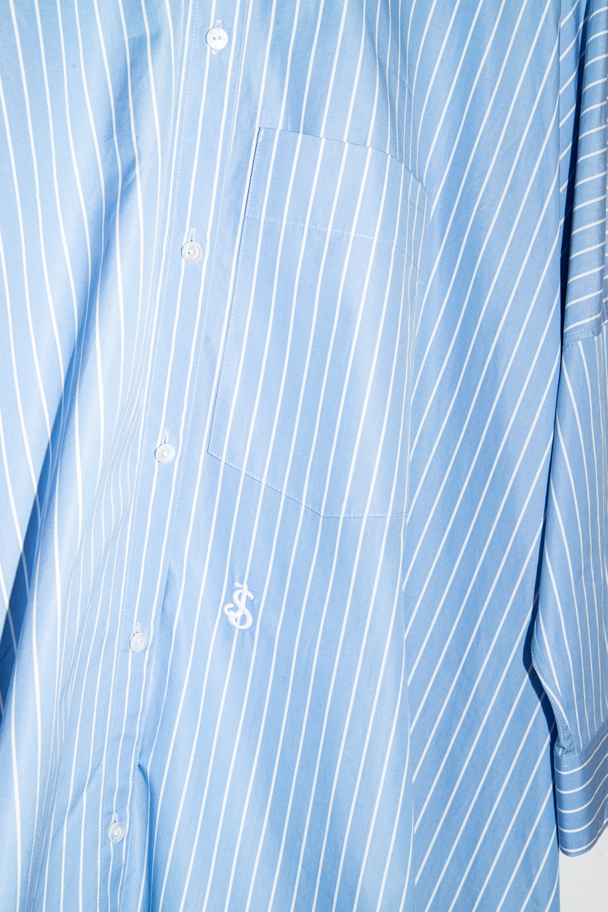 Jil Sander "Sunday Stripes" Hemdblusenkleid in Hellblau und Weiß