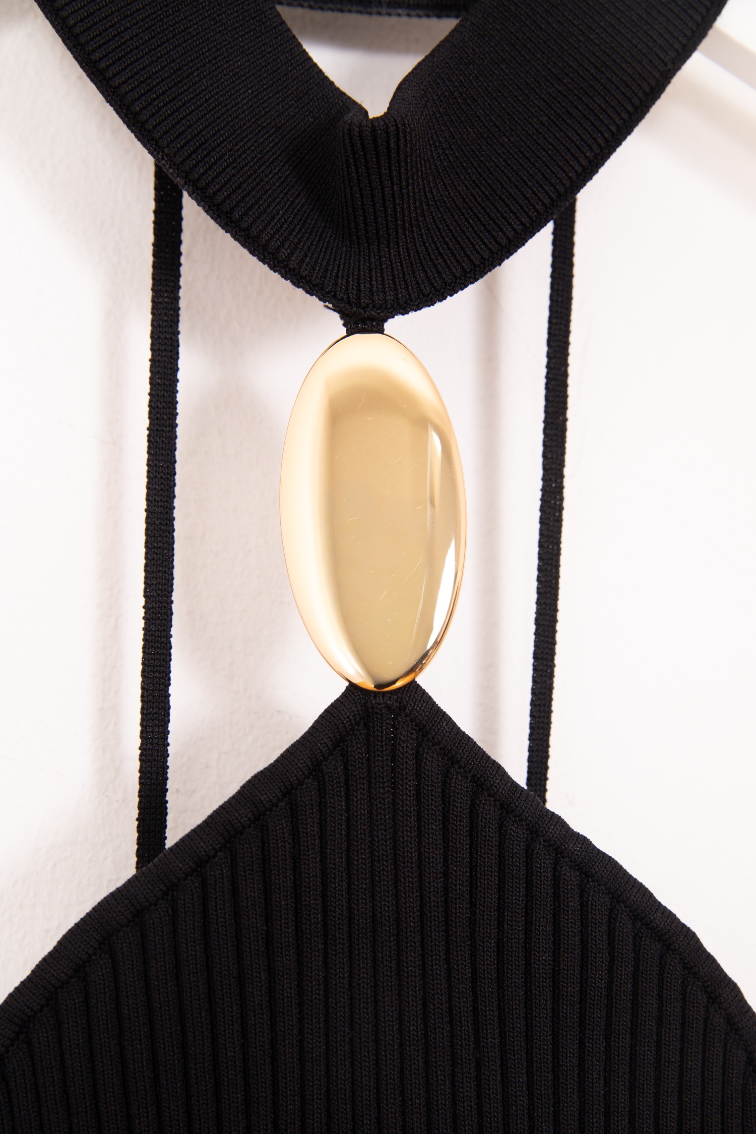 Jonathan Simkhai Neckholder-Top in Schwarz und Gold