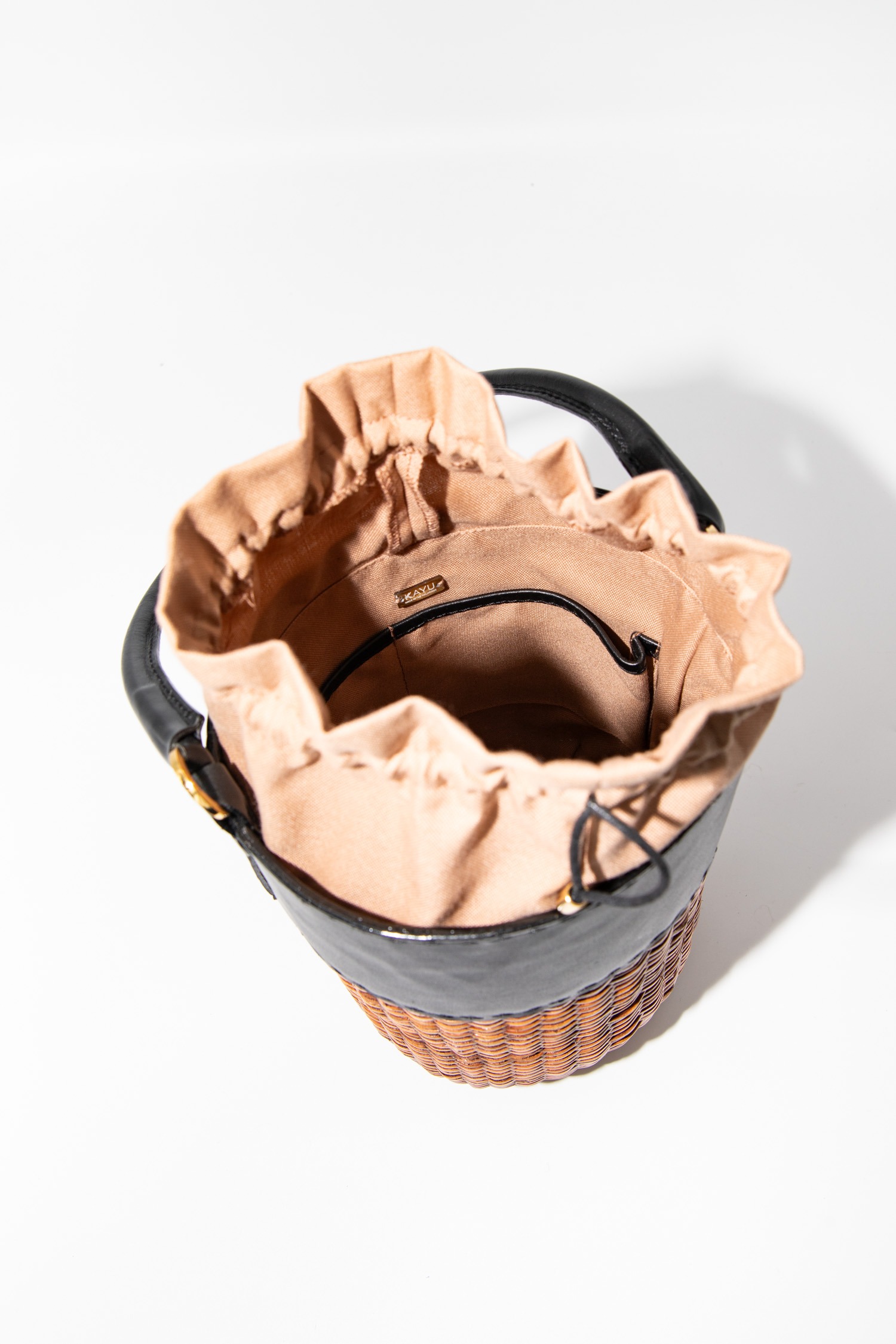 Kayu "Straw Bucket" Korbtasche in Braun und Schwarz