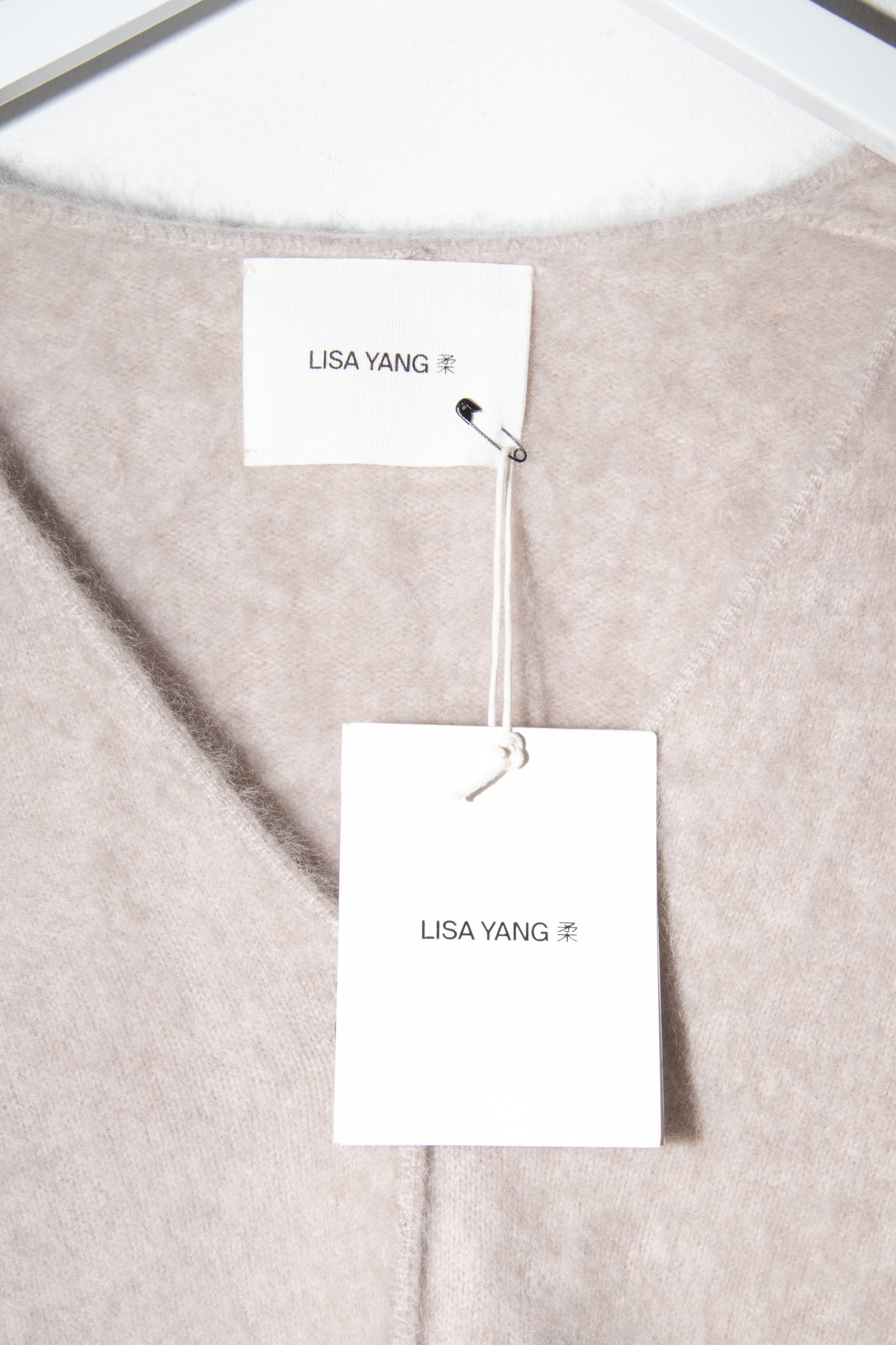 Lisa Yang "Filippa" kurze Strickjacke in Hellbeige