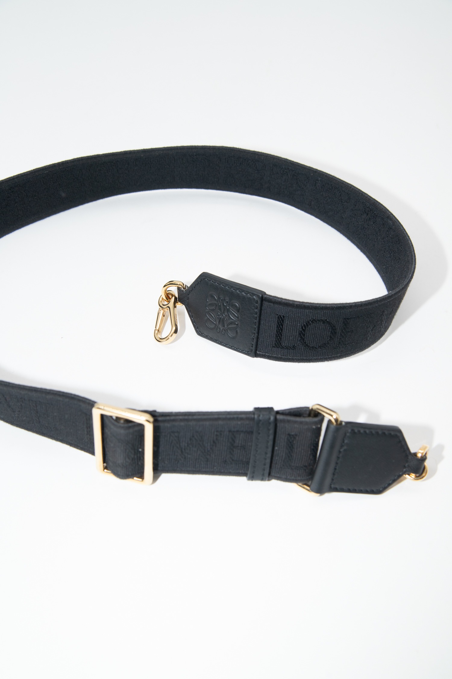 Loewe Taschenriemen in Schwarz und Gold