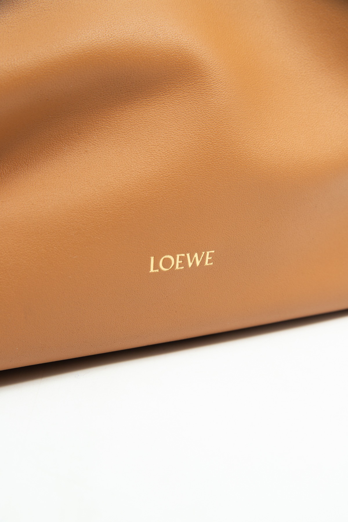 Loewe "Flamenco" Clutch in Hellbraun und Gold