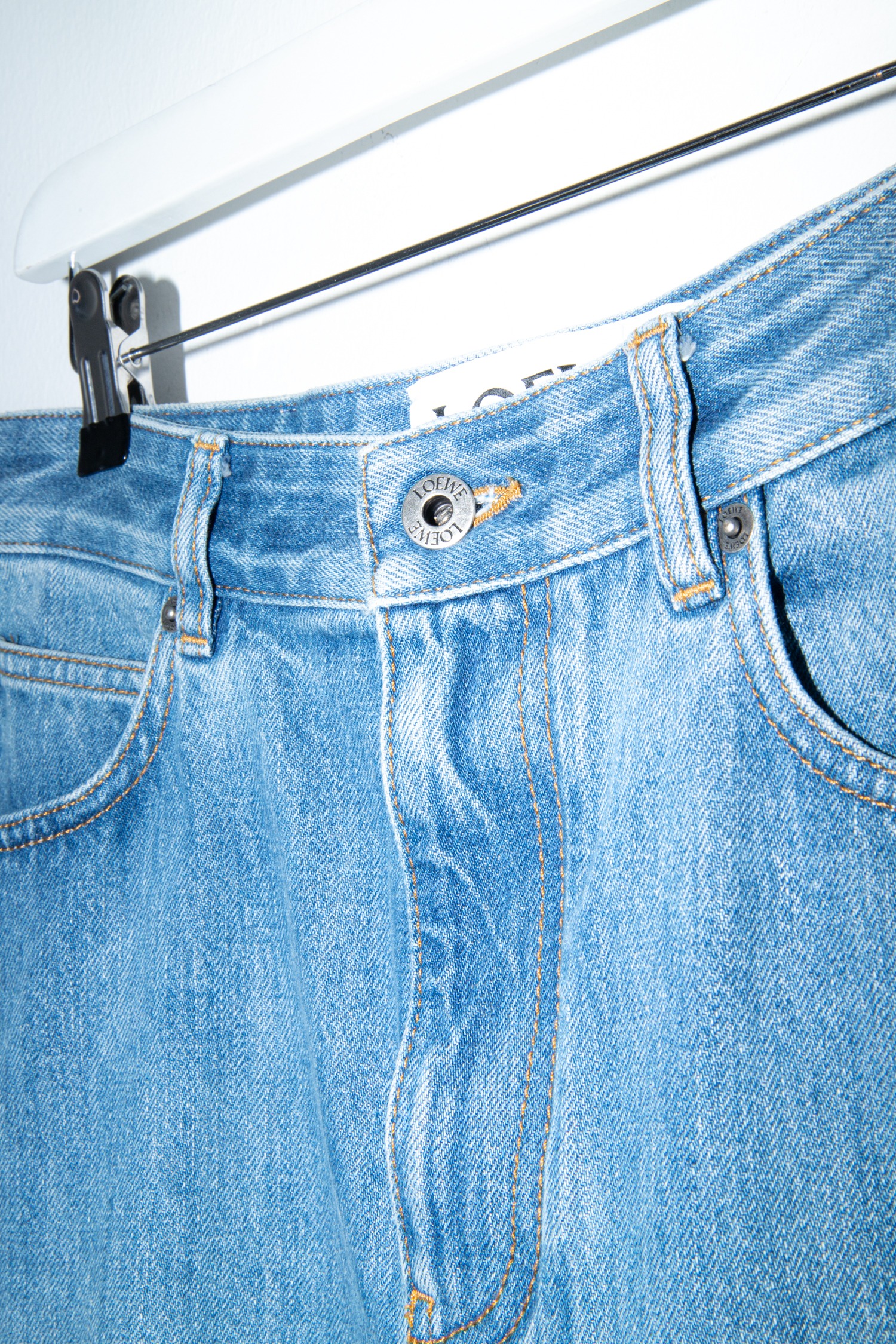 Loewe Jeans mit Schlitz in Hellblau