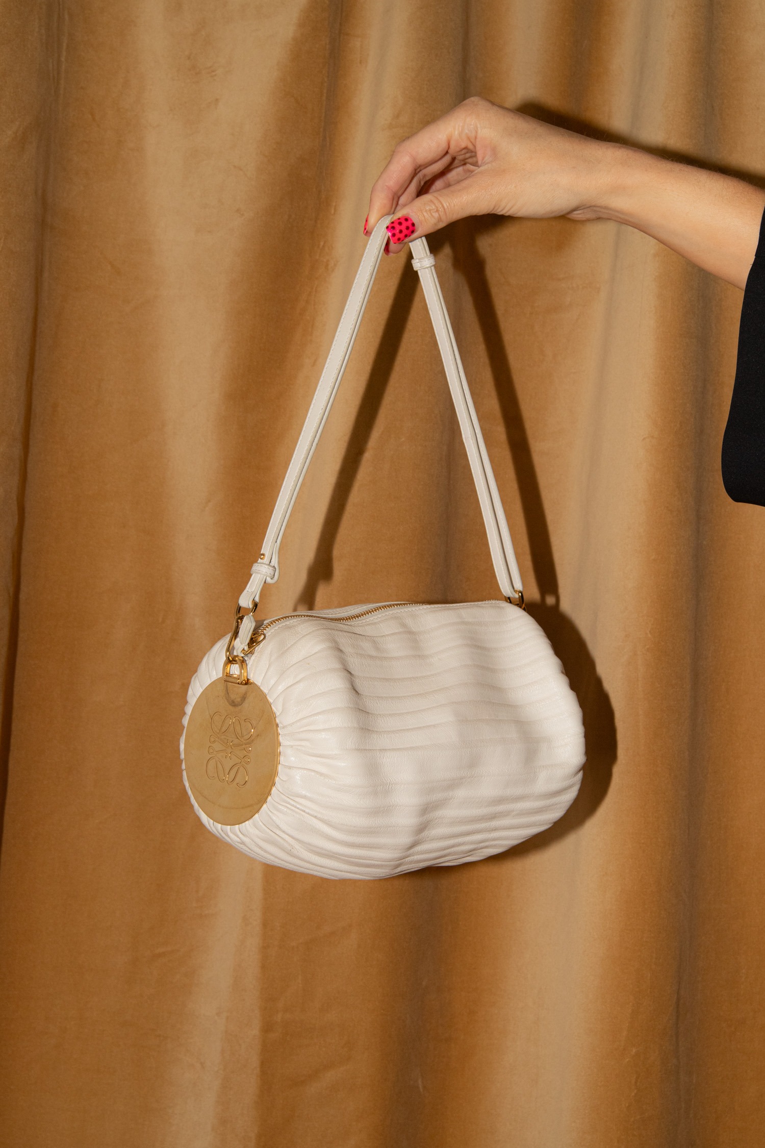 Loewe "Bracelet Pouch" Schultertasche in Ecru