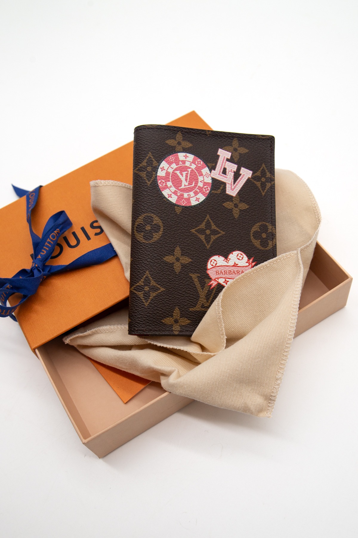 Louis Vuitton "Mon Monogram" Reisepasshülle in Braun