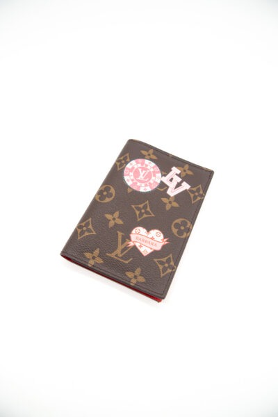 Louis Vuitton "Mon Monogram" Reisepasshülle in Braun