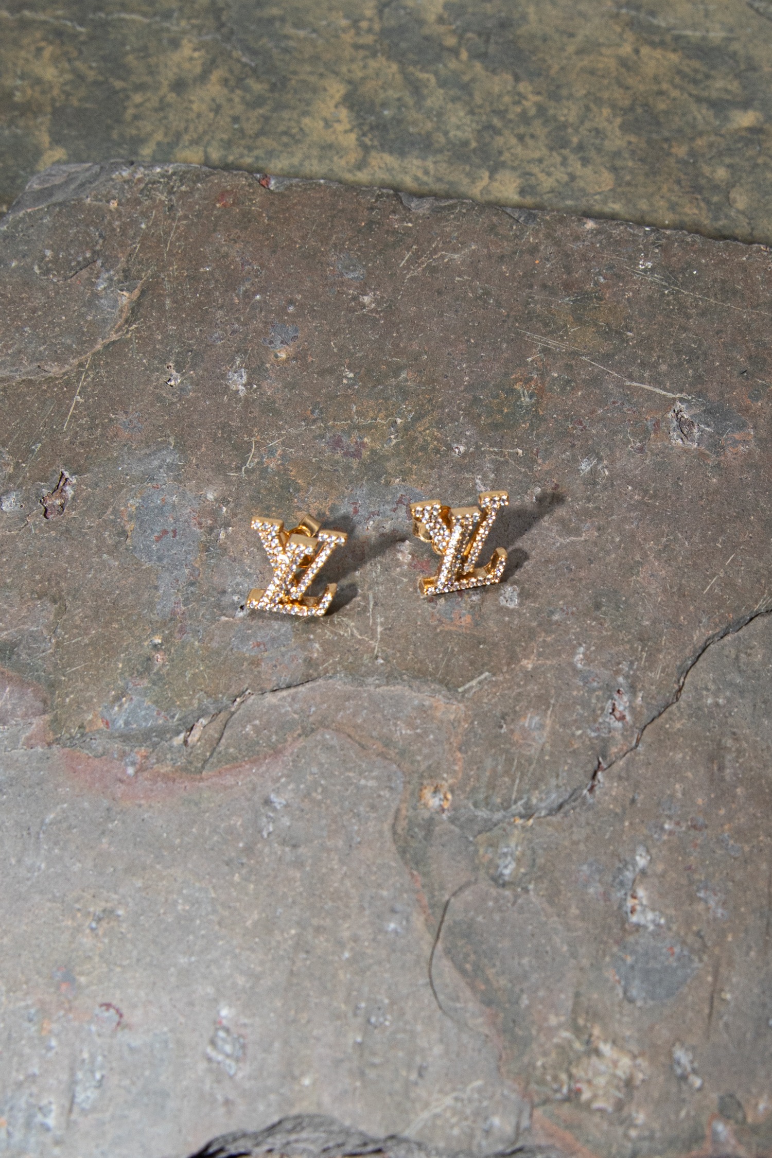 Louis Vuitton "LV Iconic" Ohrstecker mit Kristallen in Gold