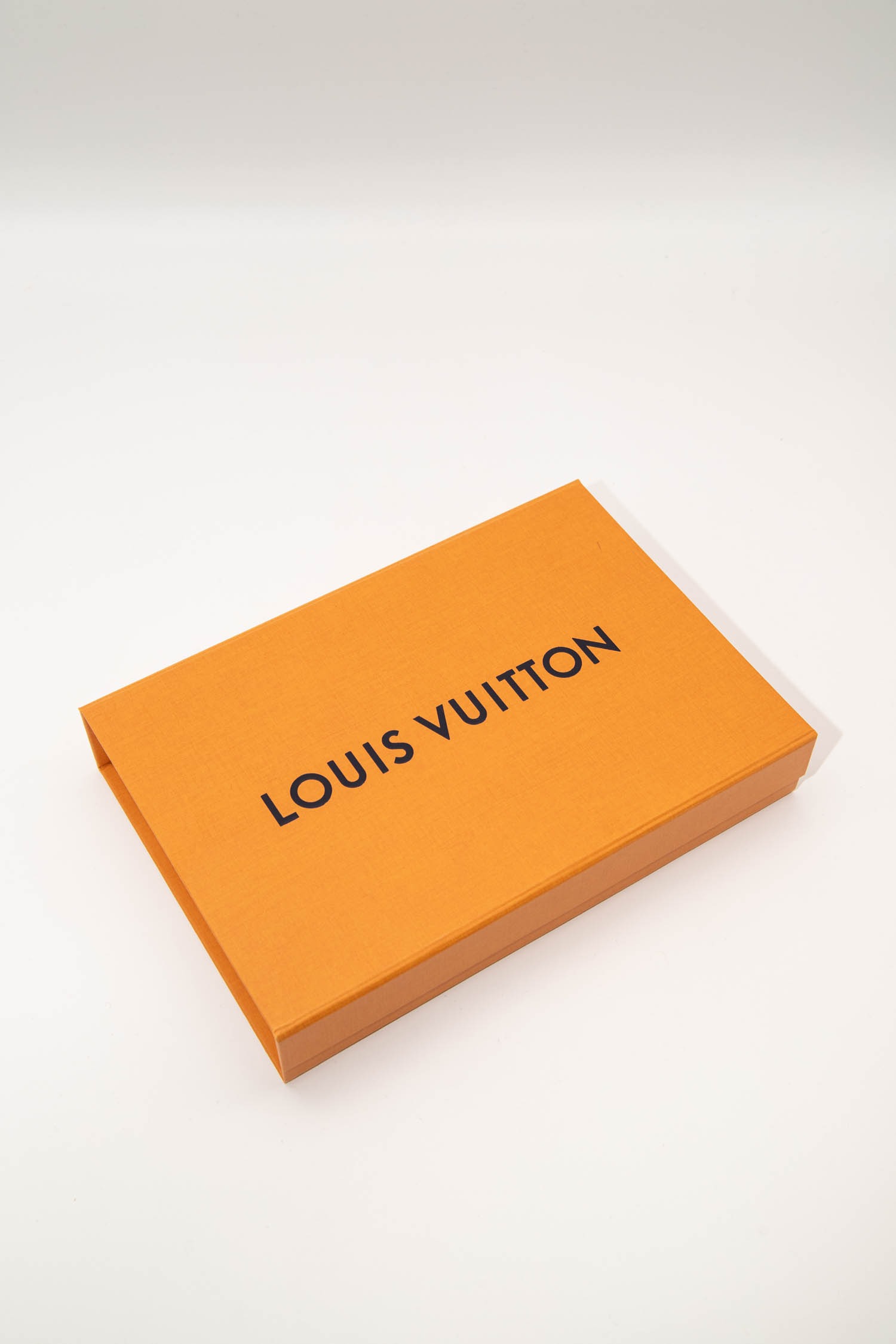 Louis Vuitton "Monogram Classic Tuch" in Hellgrau