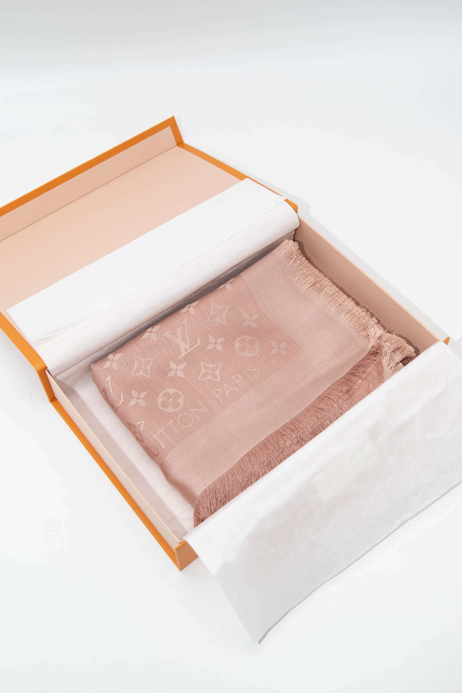 Louis Vuitton "Monogram Classic Tuch" in Mauve