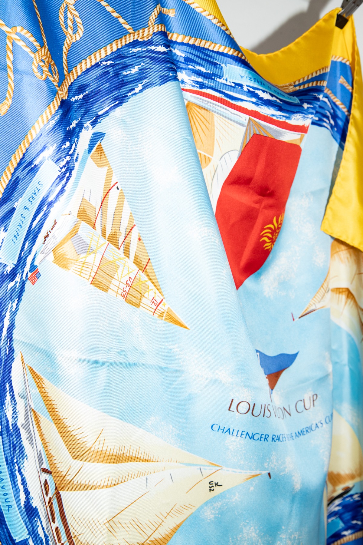 Louis Vuitton "America's Cup" Seidentuch in Gelb, Blau und Bunt