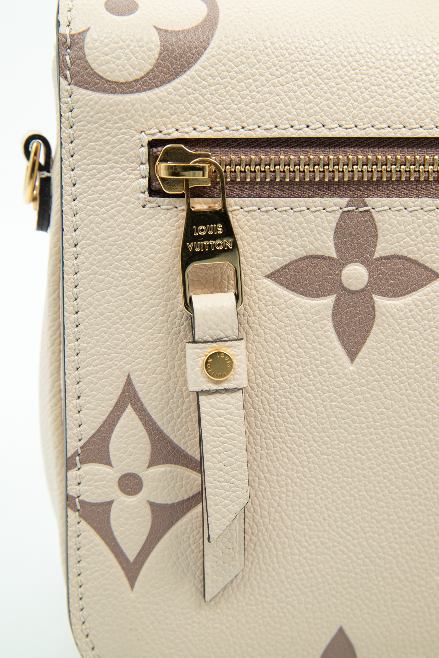 Louis Vuitton "Pochette Metis" in Creme und Altrosa