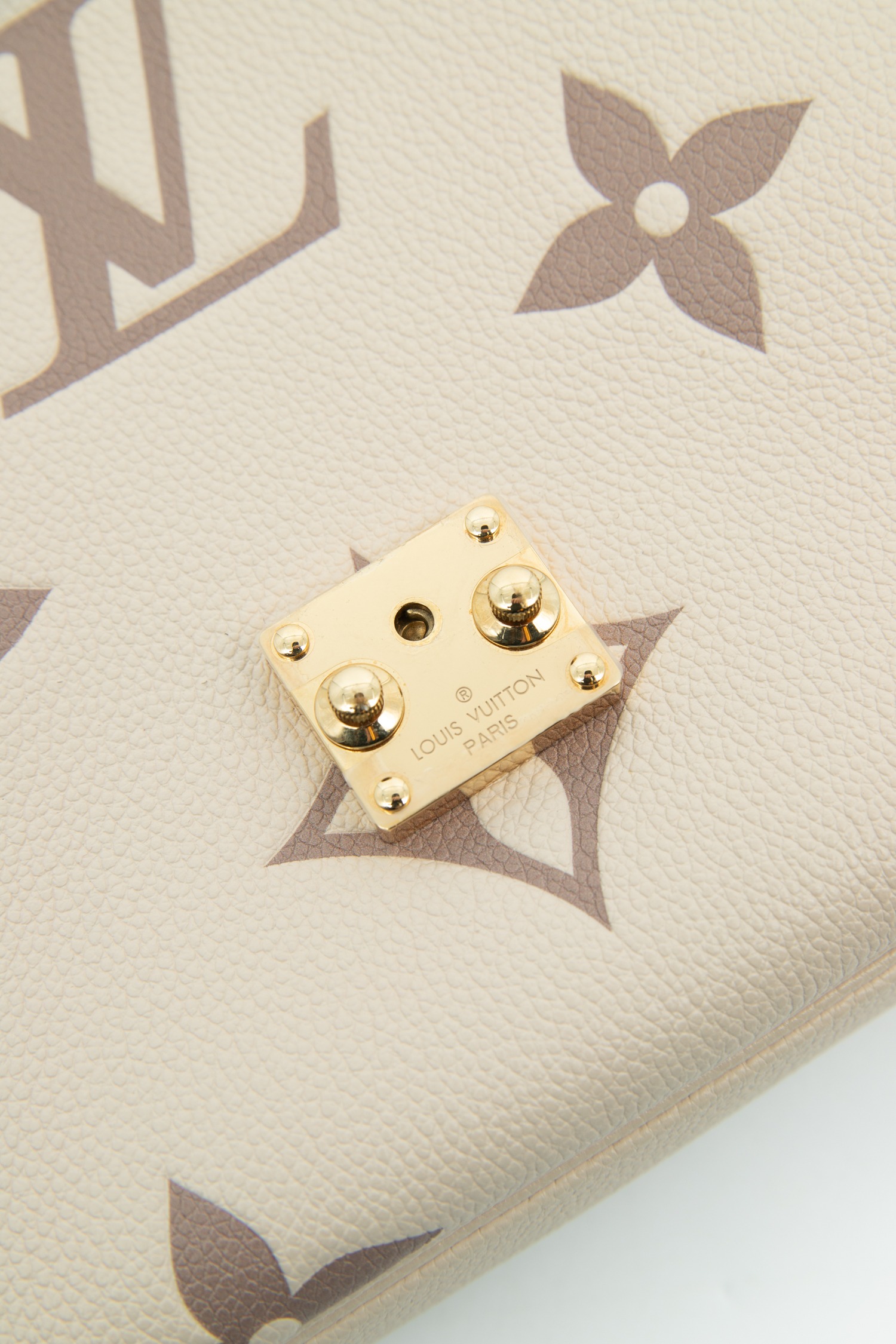 Louis Vuitton "Pochette Metis" in Creme und Altrosa