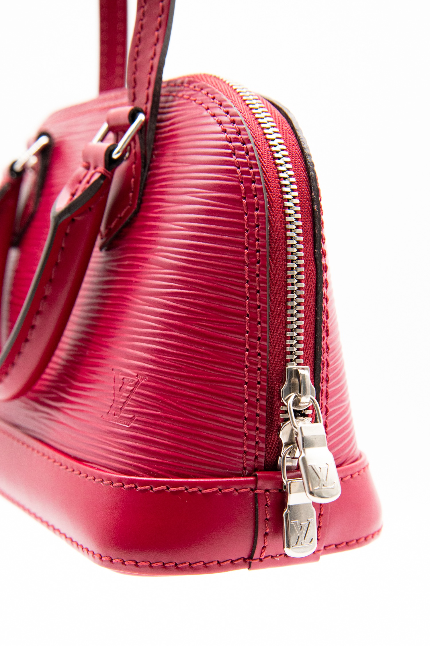 Louis Vuitton "Nano Alma" Epi Leder Umhängetasche in Cyclam