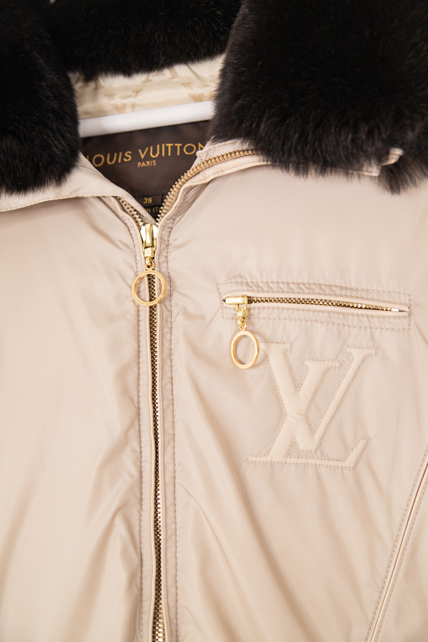 Louis Vuitton Daunenjacke mit Fellkragen und Gürtel in Beige