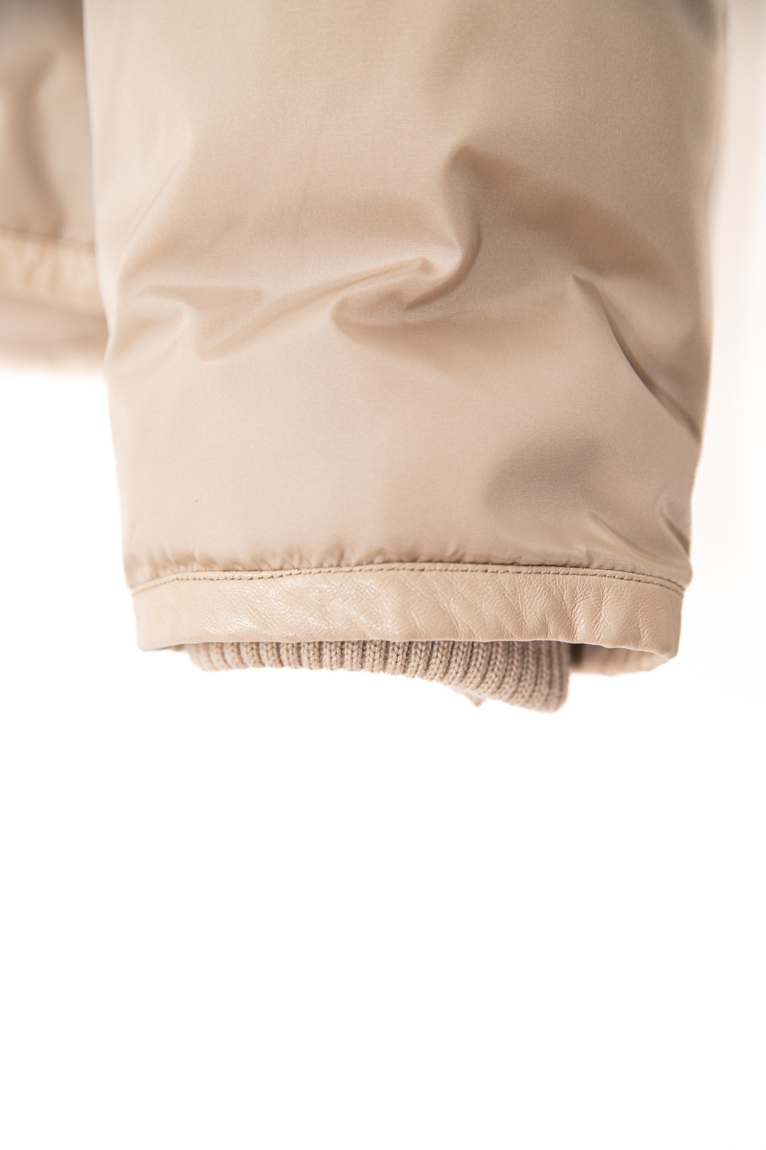 Louis Vuitton Daunenjacke mit Fellkragen und Gürtel in Beige