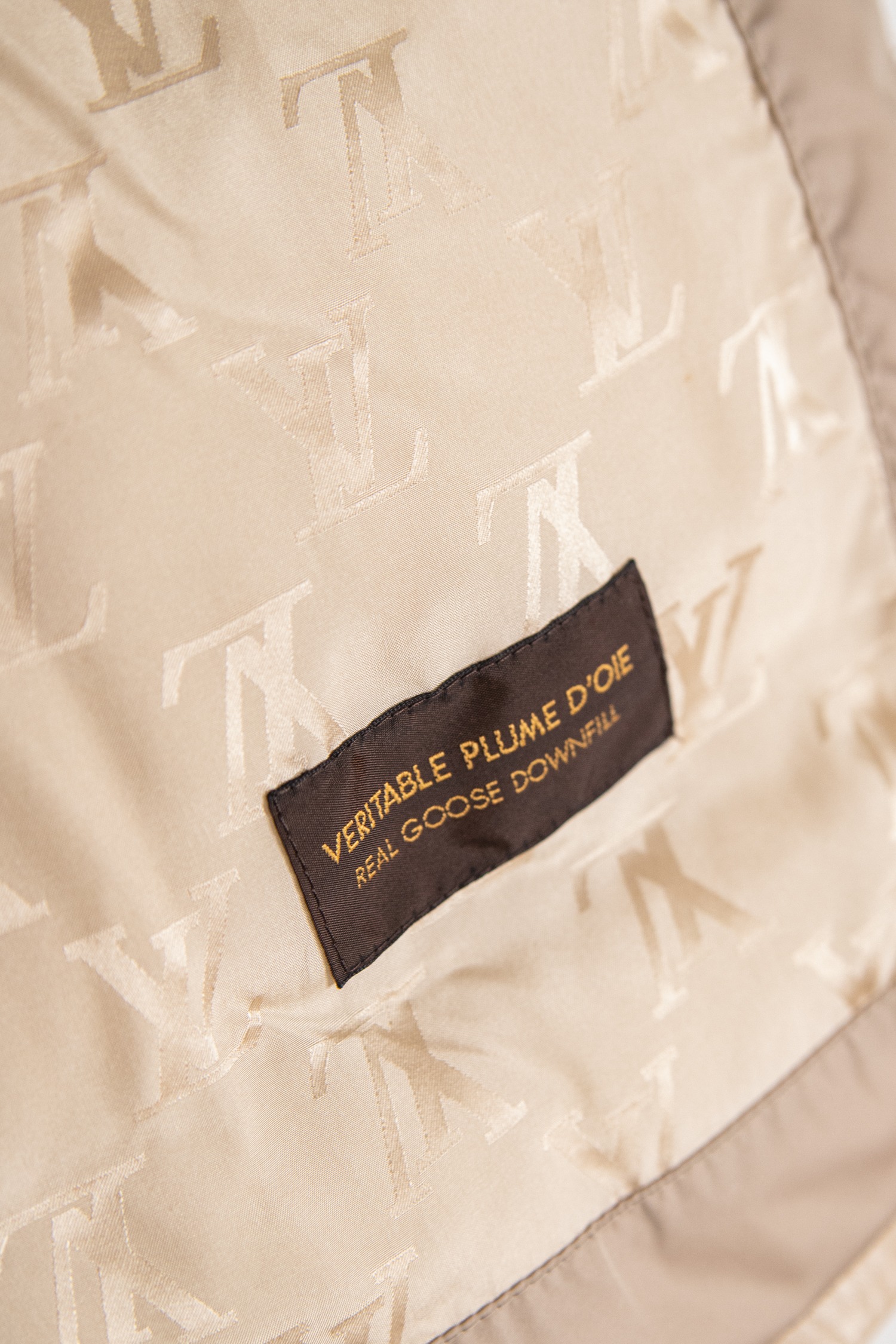 Louis Vuitton Daunenjacke mit Fellkragen und Gürtel in Beige