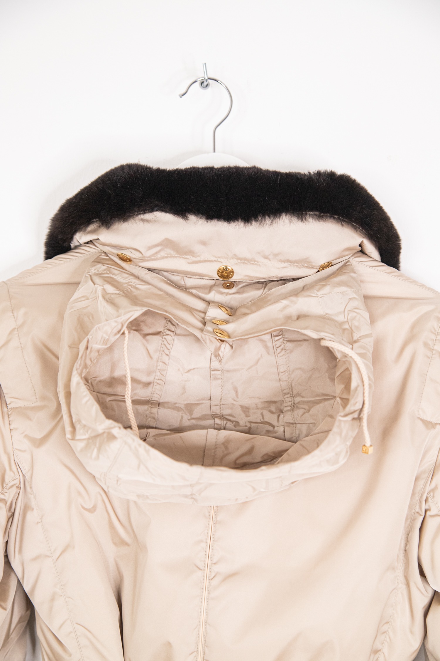 Louis Vuitton Daunenjacke mit Fellkragen und Gürtel in Beige