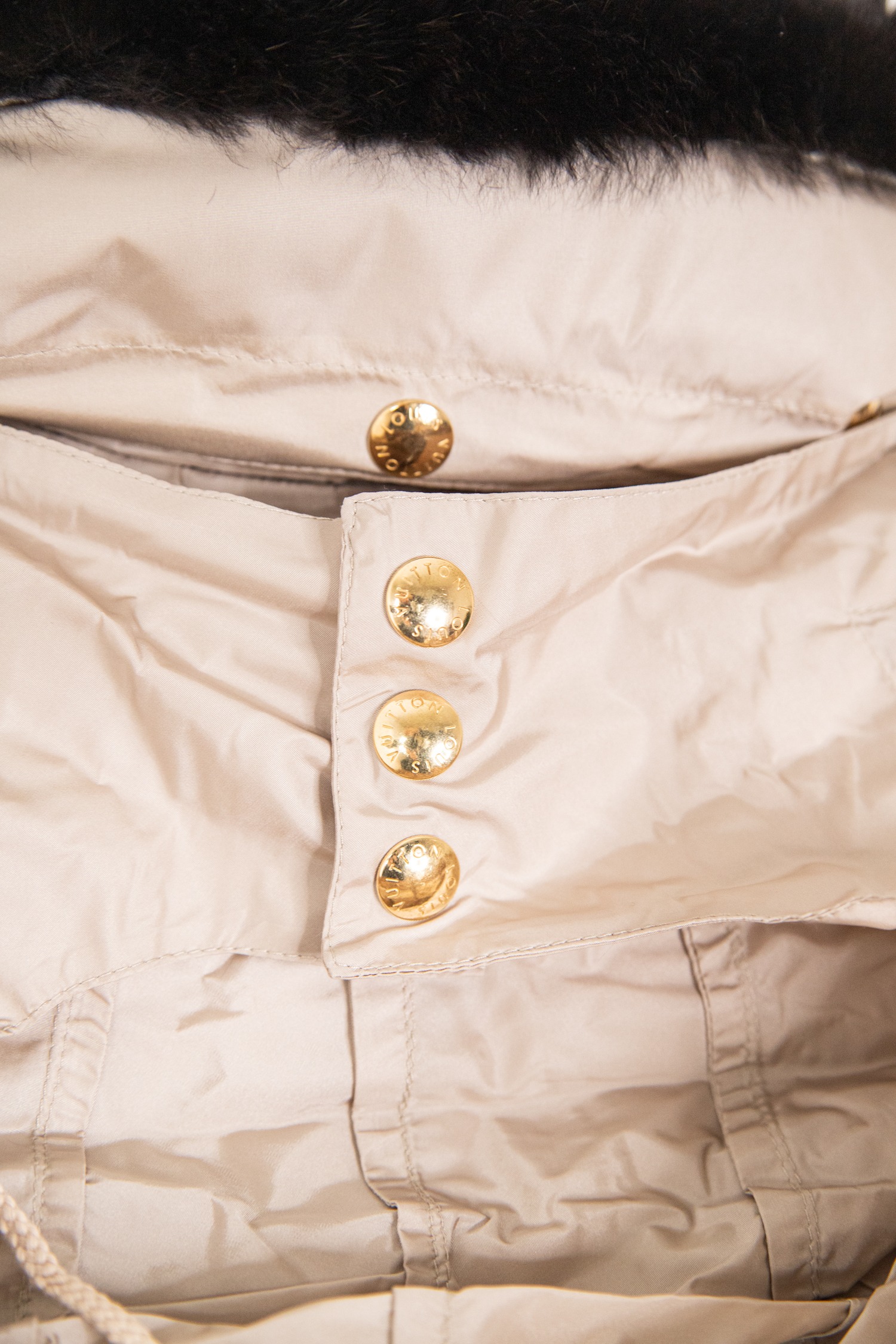 Louis Vuitton Daunenjacke mit Fellkragen und Gürtel in Beige