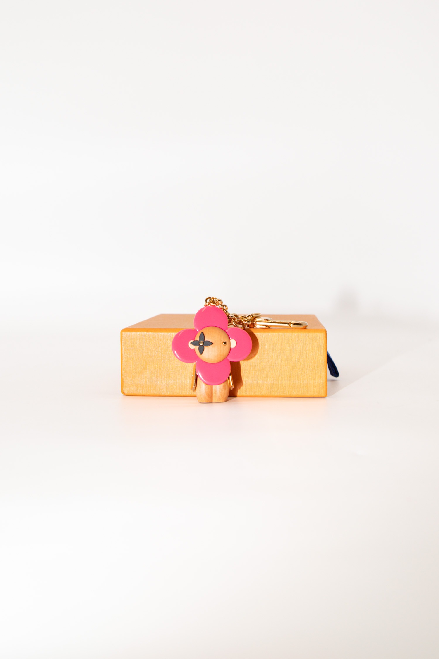 Louis Vuitton "Vivienne" Schlüsselanhänger aus Holz