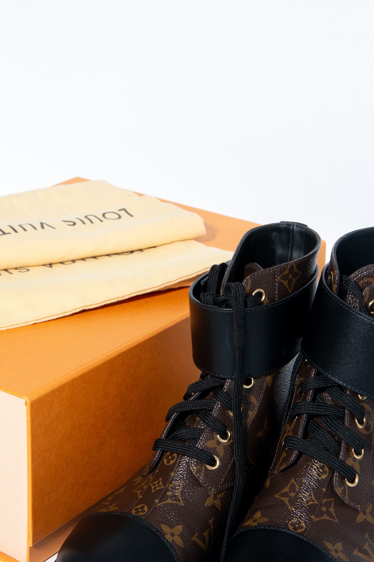Louis Vuitton "Wonderland Flat Ranger" Stiefeletten in Braun