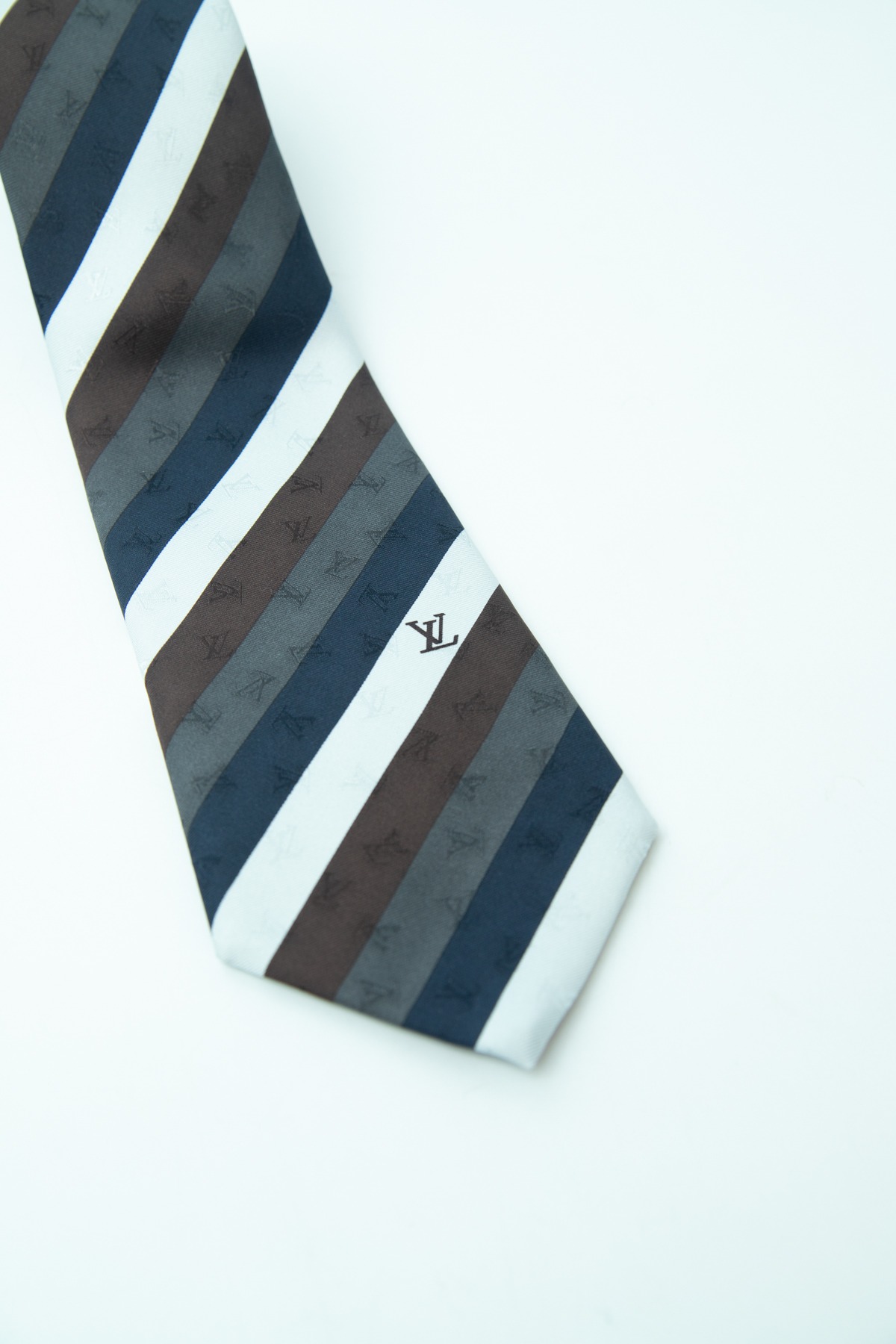 Louis Vuitton Krawatte mit Streifen in Grau, Dunkelblau und Braun