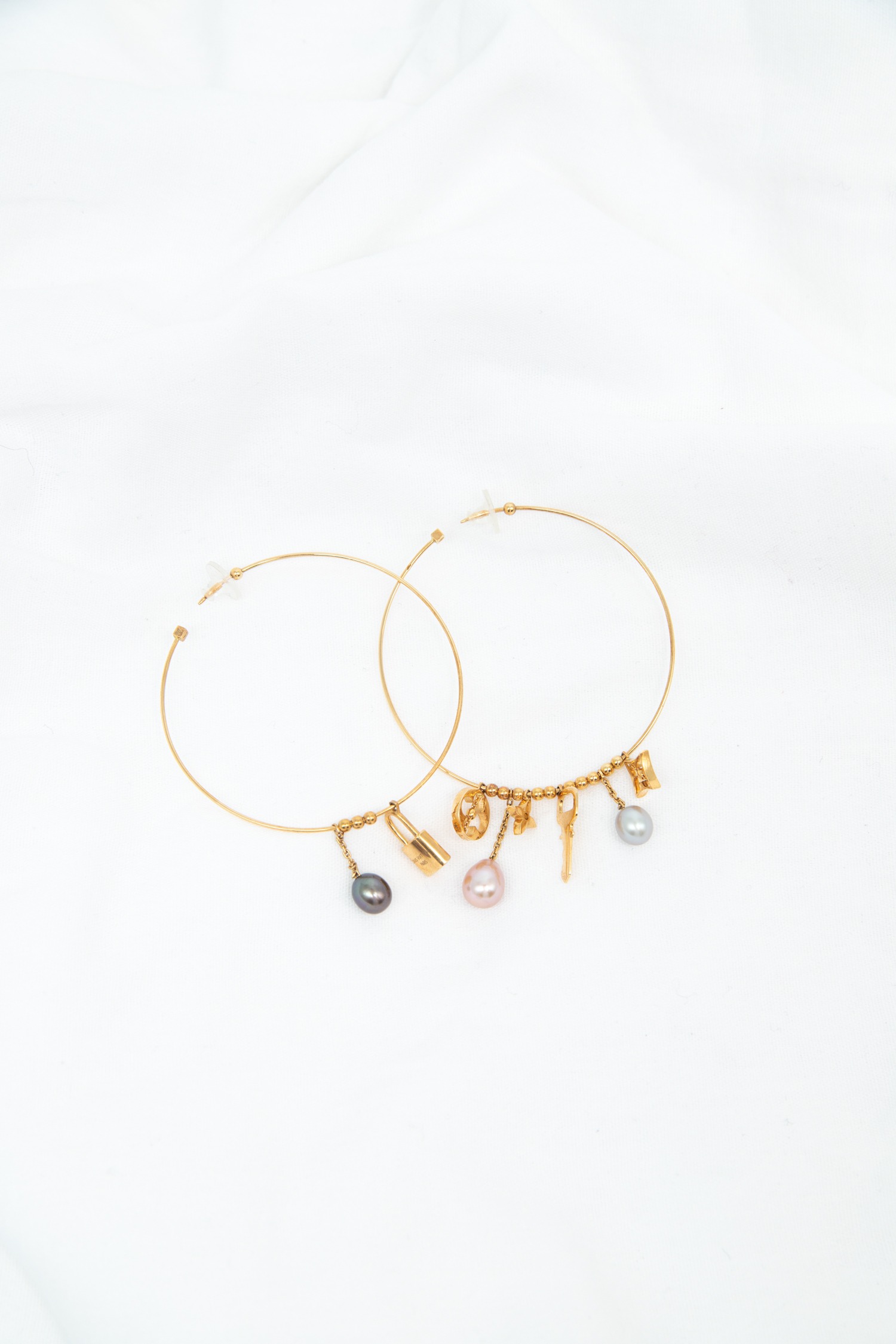 Louis Vuitton Creolen mit Monogramm Charms 750 Karat Gold