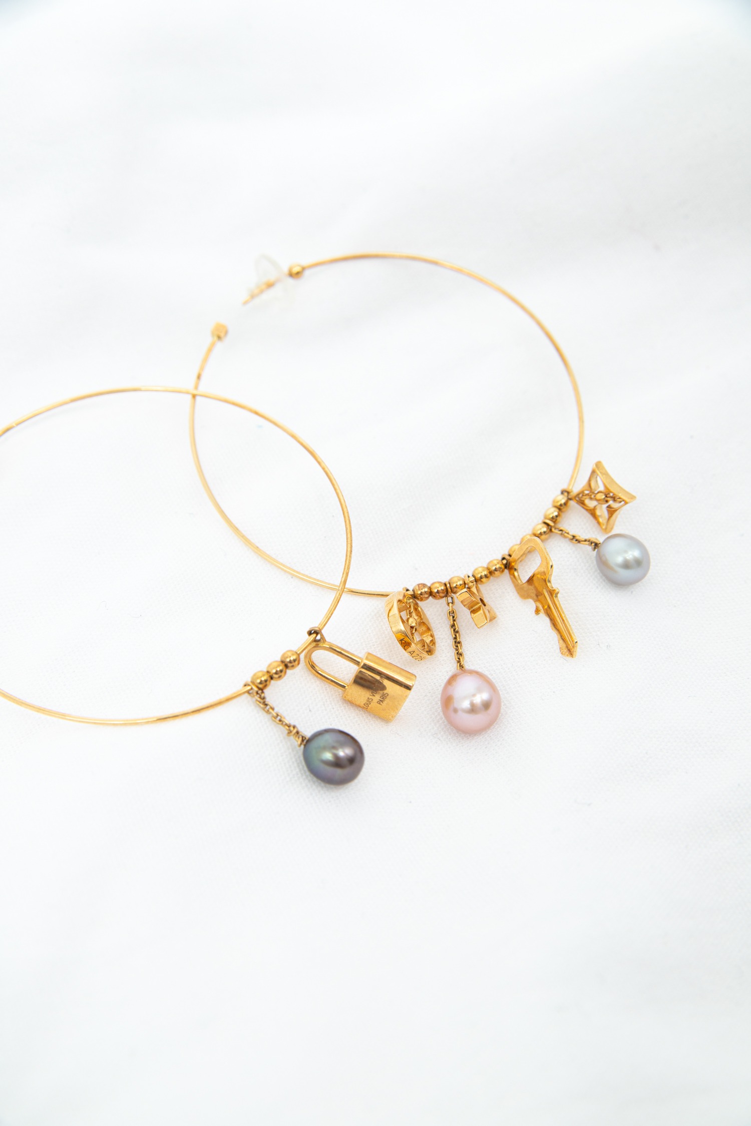 Louis Vuitton Creolen mit Monogramm Charms 750 Karat Gold