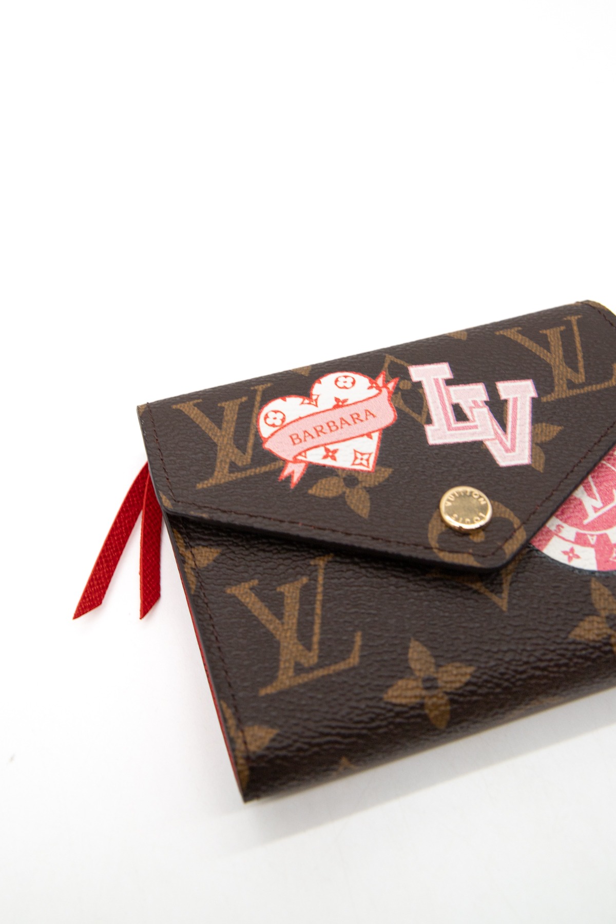 Louis Vuitton "Victorine My LV World Tour" Portemonnaie in Braun