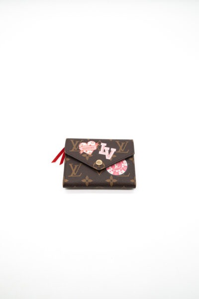 Louis Vuitton "Victorine My LV World Tour" Portemonnaie in Braun