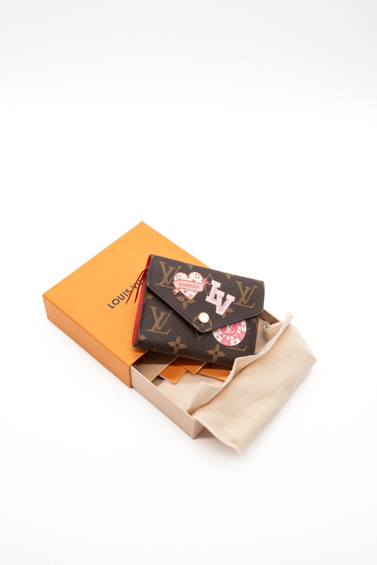 Louis Vuitton "Victorine My LV World Tour" Portemonnaie in Braun