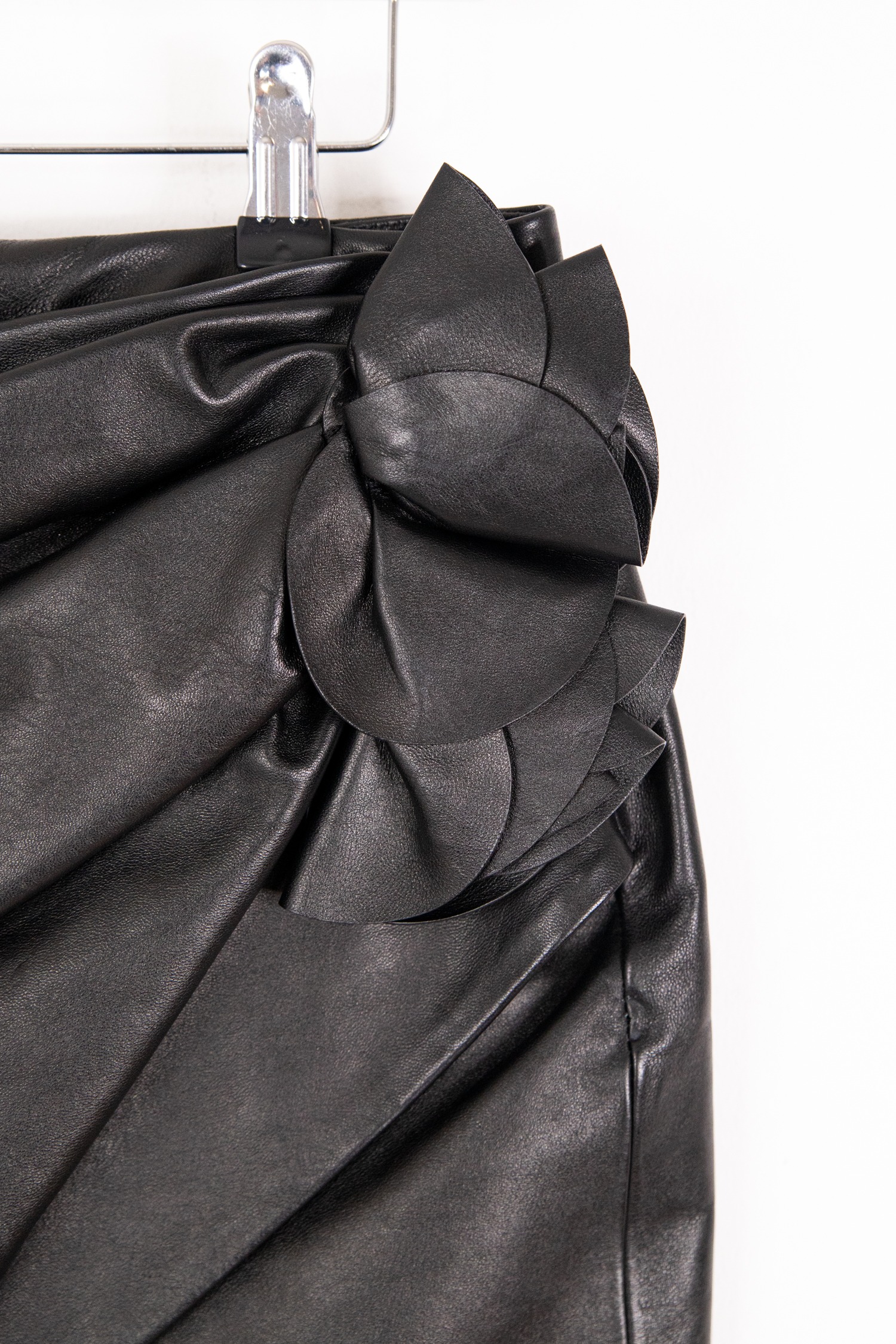 Magda Butrym "Flower" Lederrock in Schwarz