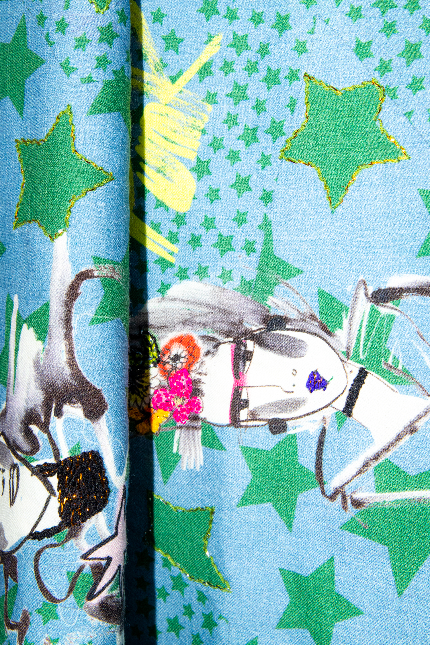 Maison Common Schal mit Punk-Motiven in Grün und Blau